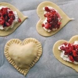 Strawberries, sugar, cream cheese, and pie dough! I should make these for Valentine's day. Roasted Strawberry, Pie Pops, Honey Bear, Good Eat, Hand Pies, Pie Dough, Yummy Sweets, Eat Dessert, Baklava