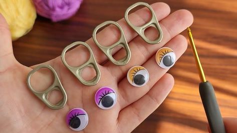 Easy Crochet Toys For Beginners, Crochet Around A Ring, D&d Crochet, Quick And Easy Crochet Gifts, Easy Crochet Gifts Quick, Crochet Ideas Faciles, Easy Crochet Gifts, Easy Crochet Keychain, Easy Crochet Projects For Beginners