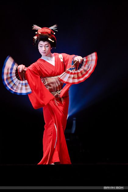 Takami Ozora « Gavin Goh Photography.  The show features Takami Ozora, a Japanese fan dance prodigy who played the role of a geisha in a Kabuki fan dance. Japanese Fan Dance, Geisha Dance, Kabuki Dance, Japanese Dance, Fan Dancing, Japanese Parasol, Korean Pattern, Japanese Fans, Team Edward