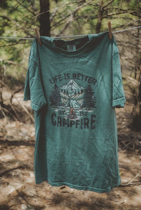 Campfire Graphic T-Shirt – arlowandco Outdoor Graphic Tees, Granola Shirts, Cute Granola Outfits, Camping Tshirt Ideas, Brewery Outfit, Camping Fits, Granola Outfits, Outdoorsy Shirt, Hiking Apparel