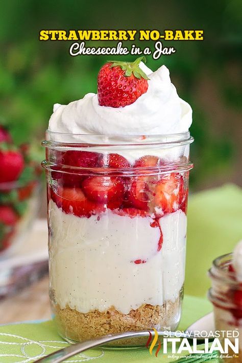 Strawberry Cheesecake In A Jar, Mason Jar Cheesecake, Healthy Cheesecake Recipes, Baking Cheesecake, Mason Jar Desserts, Summer Cupcakes, Cheesecake In A Jar, Jar Recipes, Jar Food