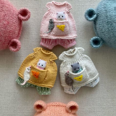 Cute Gifts Canada🇨🇦 (@cutegifts.ca) • Instagram-foto's en -video's Toy Clothes, Knitted Bunnies, Crochet Baby Costumes, Knitting Doll, Miniature Knitting, Felted Crochet, Kitty Clothes, Little Cotton Rabbits, Knitting Dolls Clothes