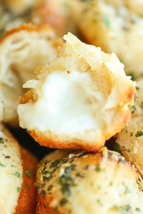 Cheesy Garlic Bombs Garlic Bread Bites, Bread Bites, Pan Relleno, Muffin Tin Recipes, Baked Bread, Challah, Garlic Bread, Iftar, Puddings