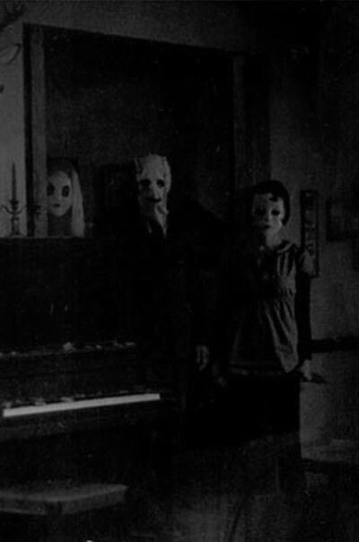 Chilling Pictures, The Strangers, Scary Photos, Scary Images, Arte Occulta, Creepy Core, Creepy Photos, Creepy Images, Creepy Pictures