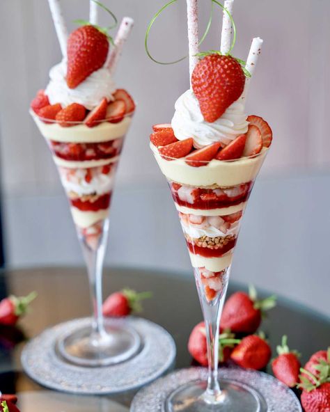 Aesthetic Parfait, Eid Moubarak, Cream And Strawberries, Strawberry Sweets, Dessert Cups Recipes, Strawberry Parfait, Dessert Parfait, Parfait Desserts, Mint Chocolate Chip Ice Cream