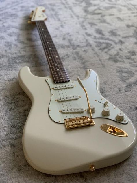 Eletric Gutair, Pretty Guitars, Electric Guitar Design, Guitar Obsession, Fender Electric Guitar, Music Studio Room, Cool Electric Guitars, Guitar Building, Guitar Art