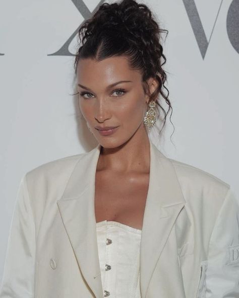 Prom Updos 90s, Bella Hadid Hair, Dip Dye Hair, 2023 Outfits, Prom 2023, Penteado Cabelo Curto, Fete Anime, Formal Hairstyles, Ginger Hair