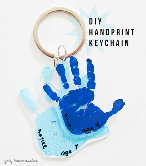 Handprint Keychain, Presente Diy, Homemade Mothers Day Gifts, Cadeau Parents, Diy Father's Day Gifts, Handprint Crafts, Mothers Day Crafts For Kids, Diy Mothers Day Gifts, Father's Day Diy