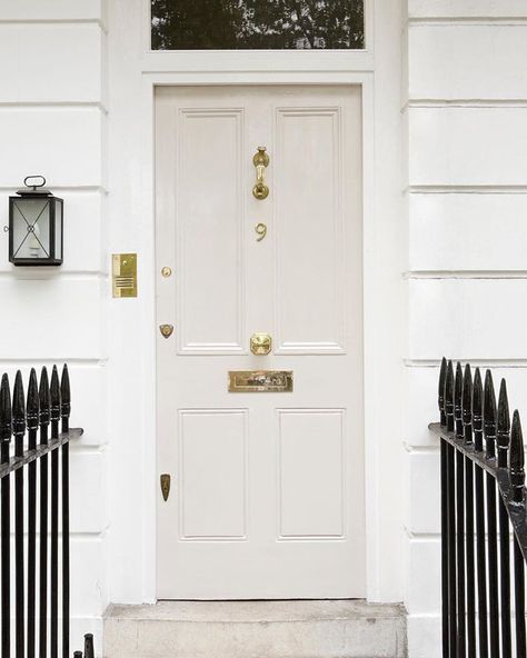 Create an entryway that says "Welcome home". (Door painted in soothing #SkimmingStone, with door frame in #WimborneWhite). #FarrowandBall… Best Front Door Colors, Creating An Entryway, White Front Door, Front Door Inspiration, Wimborne White, Skimming Stone, Best Front Doors, Door Inspiration, Exterior Front Doors