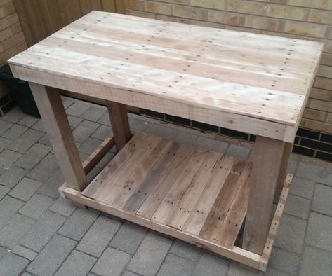 Pallet Workbench, Pallet Work Bench, Work Bench Diy, Pallet Desk, Building A Workbench, Pallet Kitchen, Workbench Plans Diy, Diy Workbench, Bench Diy