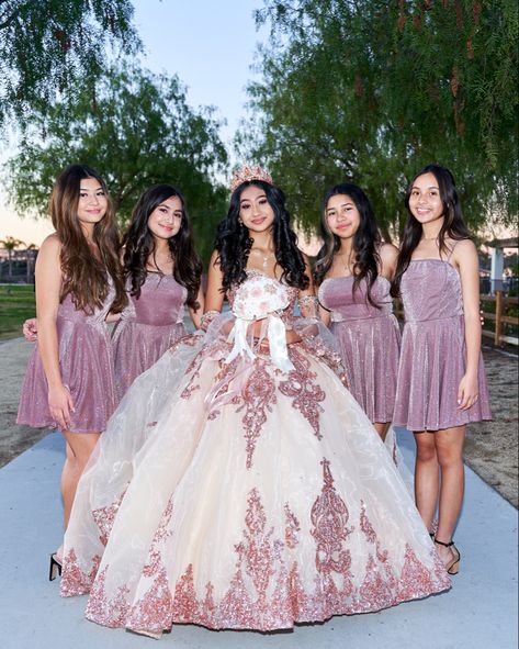 Classic Ball Gowns, Dama Dresses For Quince, Quince Picture Ideas, Quince Court, Quinceanera Court, Quinceañera Photoshoot Ideas, Quince Photoshoot Ideas, 15 Quinceanera, Quince Pictures