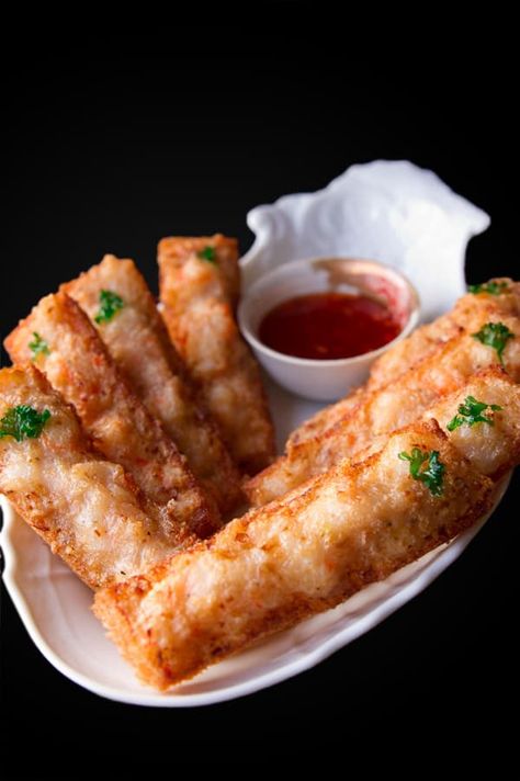 Originally a Chinese appetizer called Hatosi, Shrimp Toast is a simple finger food that makes for a great canape at parties. Chinese Appetizers, Chinese Fish, Shrimp Toast, Mapo Tofu, Finger Foods Easy, Shrimp Dishes, Think Food, Toast Recipes, Fried Food