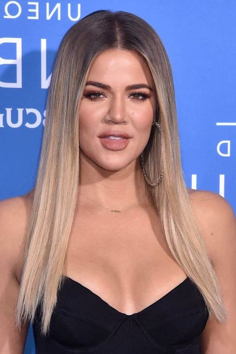 black-top-dark-to-light-blonde-straight-hair-khloe-kardashian-large-hoop-earrings-how-to-ombre-hair Ombre Hair Ideas, Ombre Curly Hair, Blonde Ombre Hair, Blonde Ombre Balayage, Brown To Blonde Ombre, Blond Ombre, Celebrity Hair Colors, Dyed Hair Pastel, Ombre Bob