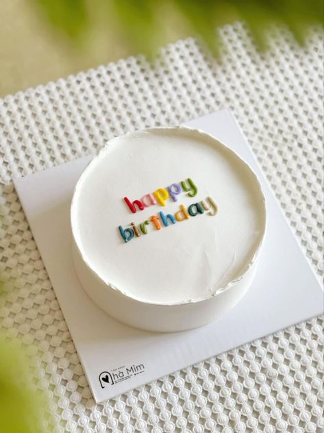 Easy Cake Designs For Men, Quirky Birthday Cake, Mini Birthday Cake For Him, Minimalist Bday Cake, Simple Birthday Cake Designs, Minimal Cake, Round Birthday Cakes, Cake Design For Men, Small Birthday Cakes