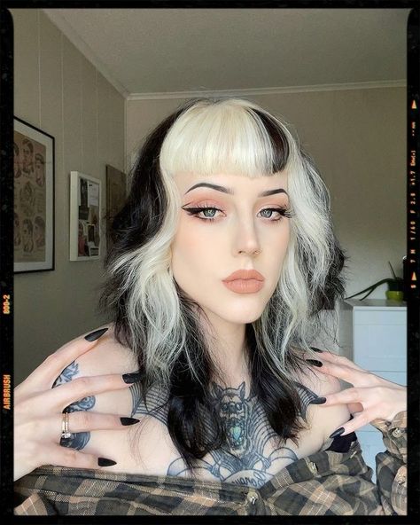 Inspiration Black Hair Blonde Tips, Hollywood Lashes, Black To Blonde Hair, Black And White Hair, Skunk Hair, Split Dyed Hair, White Blonde Hair, Gothic Hairstyles, Goth Hair