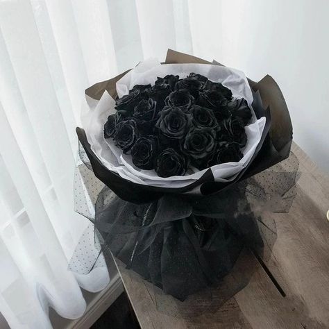 Black Bouquet Flowers, Bouquet Of Flowers Black, Bouquet Of Black Roses, Black Flowers Aesthetic, Black Rose Aesthetic, Black Flower Bouquet, Black Flowers Bouquet, Black Rose Bouquet, Flower Bouquet Wrapping