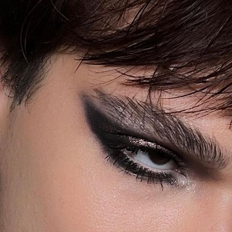 Men’s Eyeliner Looks, Smokey Eye Makeup Men, Black Makeup Man, Men In Black Makeup, Rockstar Makeup Men, Men’s Makeup Looks, Men Makeup Aesthetic, Eye Makeup Men, Black And Silver Makeup