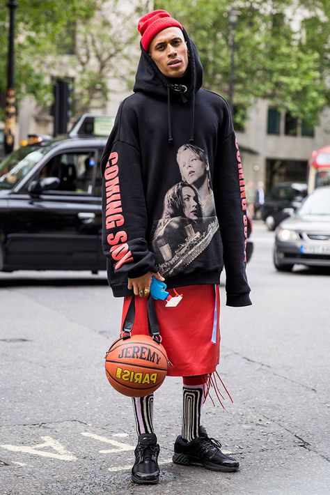 Mens Fashion Week Street Style, Gq Mens Style, Streetwear Fashion Men, Men Wearing Skirts, Wearable Art Clothing, Man Skirt, Male Style, Aesthetic Streetwear, Street Style 2017