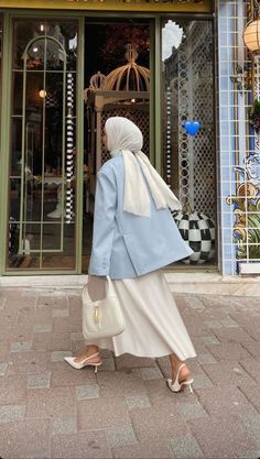 Strong Feminine Outfits, Hijabi Date Night Outfit, Elegant Outfit Hijab, Hijab Modern Style, Old Money Hijab Outfit, Hijab Skirt Outfit, Elegant Hijab Outfit, Elegant Hijab Style, Classy Hijab Outfits