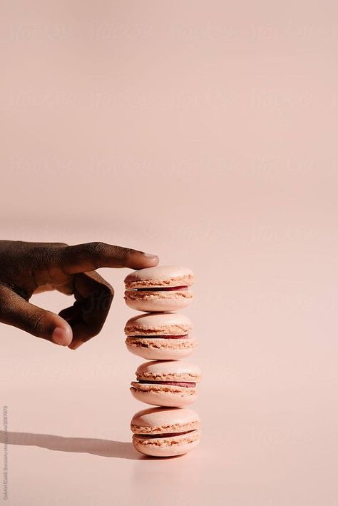 Finger Holding, Sweets Photography, Pink Macaroons, Food Photography Dessert, Dessert Cookies, Food Art Photography, Food Photoshoot, Dessert Photography, Cake Photography