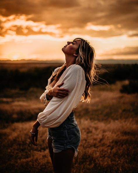 Outdoor boho senior portrait shoot in the colorado mountains during golden hour. Sunset Photoshoot Ideas, Portret Feminin, Boho Photoshoot, Boho Photography, Outdoor Portrait Photography, Golden Hour Photography, Outdoor Portrait, Foto Portrait, Creative Portrait Photography