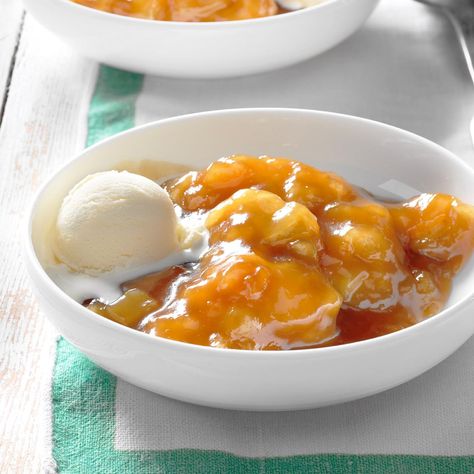 Caramel Dumplings Recipe -My family just loves these tender dumplings in a sweet, rich sauce. I love them because they turn out wonderful every time I make them...which is a lot! Caramel Dumplings, Samosa Recept, Apple Desserts Easy, Copper Chef, Apple Dumplings, Dumplings Recipe, Apple Crisp Recipes, Salem Oregon, Vanilla Bean Ice Cream