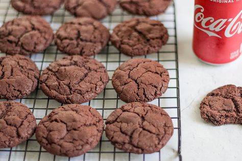 Chocolate Coca-Cola Cookies Cola Cookies, Coca Cola Recipes, Cola Syrup, Cola Recipe, Soda Flavors, Holiday Baking Recipes, Types Of Desserts, Cookies Ingredients, Vegetarian Chocolate