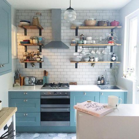 Studio Apartment Kitchen, Small Kitchen Decoration, Dreamy Kitchens, Tiny Kitchen Design, Small Apartment Kitchen, Kitchen Design Color, California Modern, Small Kitchen Decor, Classic Kitchen