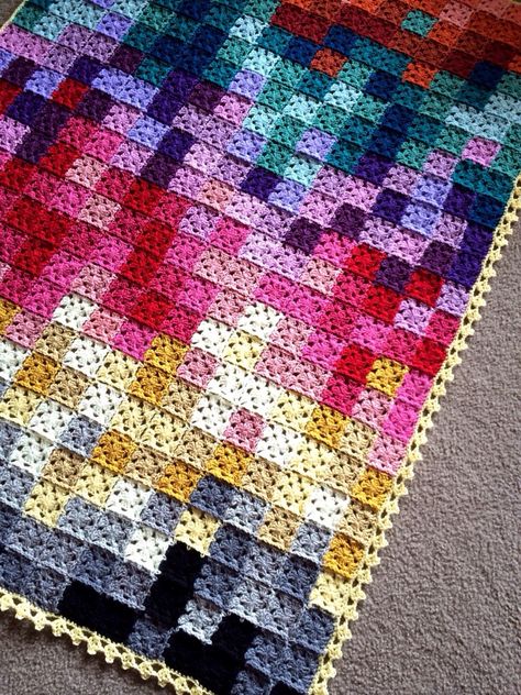 15 Mesmerizing Crochet Temperature Blanket Patterns for 2024 - I Can Crochet That Pixel Crochet Blanket, Blanket Stitches, Granny Square Haken, Pola Kotak, Temperature Blanket, Crocheted Blanket, Crochet Blanket Afghan, Blanket Ideas, Pixel Crochet