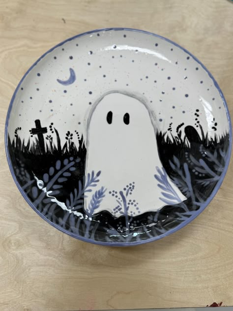 Hand painted ghost plate. Halloween Plate Painting Ideas, Ghost Ceramic Painting, Ghost Pottery Painting, Halloween Ceramics Ideas Painting, Fall Painted Pottery, Pottery Painting Gift Ideas, Slab Plates Ceramics, Pottery Painting Coaster, Ceramic Painting Plates