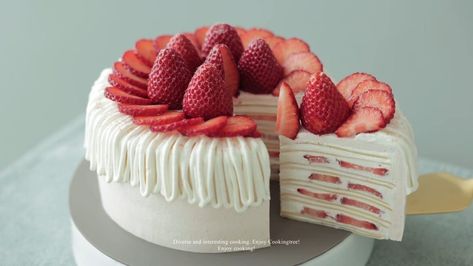 Strawberry Crepe Cake Recipe, Strawberry Crepe Cake, Halal Mode, Mille Crepes, Crepe Cake Recipe, Strawberry Crepe, Kiwi Recipes, Cooking Tree, Strawberry Crepes