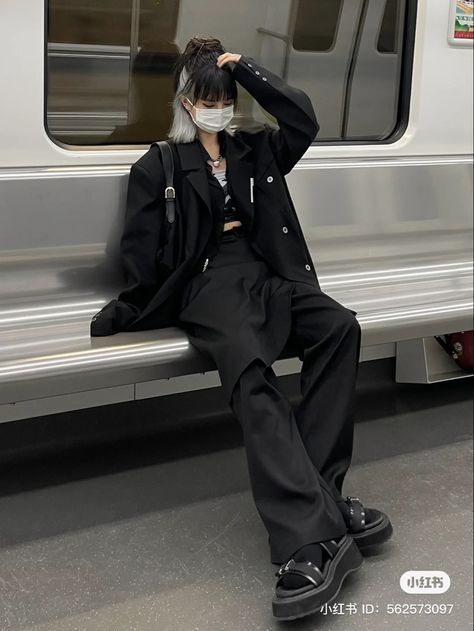 Japan Winter Fashion Women, Dark Luxury Outfits, Korean Street Fashion Black, Japanese Street Fashion Women, Japan Street Style Women, Black Outfit Korean, Tomboyish Outfits, Techno Outfit, Japan Fashion Street