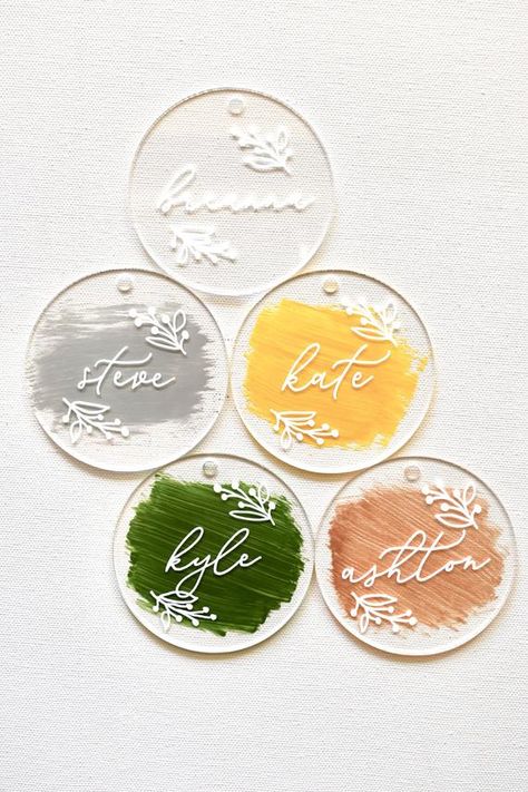 Acrylic Disc Ideas, Holly Illustration, Custom Christmas Tags, Acrylic Items, Christmas Stocking Tags, Acrylic Tags, Vinyle Cricut, Stocking Tags, Acrylic Ornaments