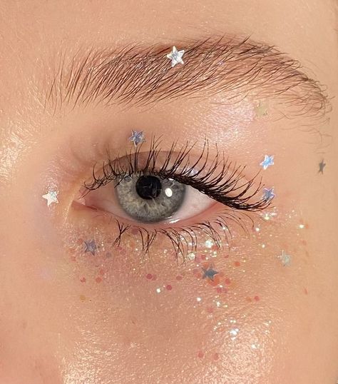 Pretty Stage Makeup, Fairy Style Makeup, Pearl Eye Look, Fairy Glitter Makeup, Fairycore Makeup Looks, Realism Aesthetic, Rapunzel Makeup, Fairy Make-up, Gala Looks