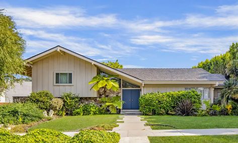 Discover a remarkable piece of television history nestled in the heart of Los Angeles. The iconic Brady Bunch House is now available for sale. Listed for $5.5 million, this meticulously preserved architectural gem invites retro enthusiasts and design aficionados to embark on a nostalgic journey. Stepping through the front door, you'll find yourselftransported to the beloved '70s sitcom, complete with shag carpets ... #RealEstate #TheBradyBunch #coolmaterial Brady Bunch House, Brady Bunch, The Brady Bunch, Floating Staircase, Property Brothers, North Hollywood, Los Angeles Homes, Studio City, The Hollywood Reporter