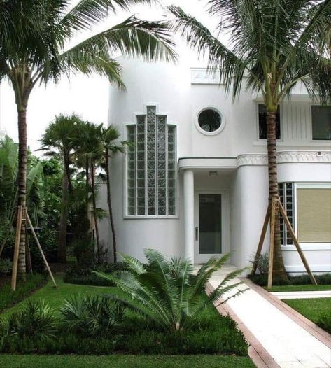 1930’s Art Deco Art Deco Miami, Art Deco Landscape, Miami Architecture, Art Deco Houses, Beach Art Deco, Miami Interiors, Miami Art Deco, Art Deco Interior Design, Path Design