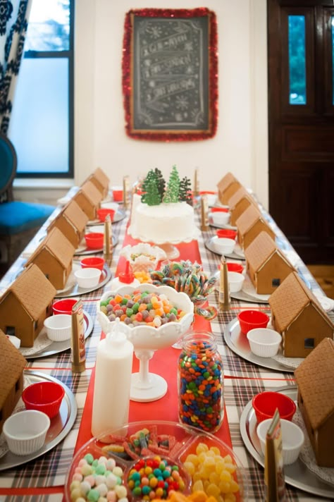 Dinner For Christmas Party, Gingerbread House Party Set Up, Gingerbread House Workshop, Gingerbread House Shopping List, Group Gingerbread House Making, Cute Christmas Party Decorations, Chrismass Decore Ideas Party, Hosting Gingerbread House Decorating Party, Christmas Party Gingerbread House