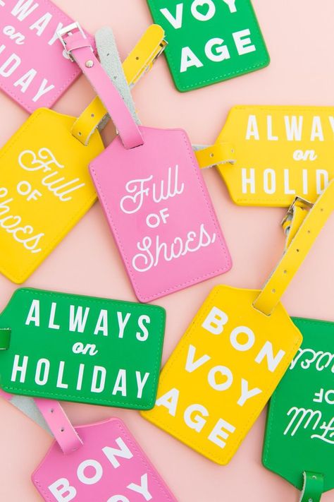 16 DIY Luggage Tag Ideas That Any Jet-Setter Will Love Luggage Tags Printable, Markers Ideas, Luggage Tags Diy, Luggage Ideas, Diy Luggage, Diy Mothers Day Gifts, Vintage Luggage, Diy Tags, Sewing Tags