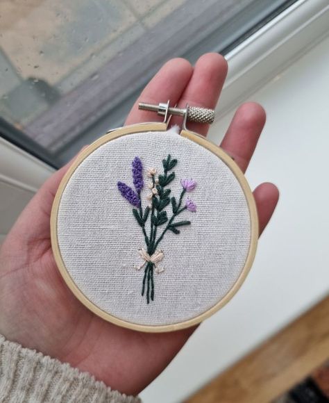 The perfect little gift for that special someone for a birthday, Mothers Day or even just to let them know that you love them. Delicate purple flowers embroidered into an embroidery hoop. Embroidered Purple Flowers, Embroidery Flowers Bouquet, Small Embroidery Ideas Flowers, Embroidered Mothers Day Gifts, Embroidery Purple Flowers, Embroidered Flower Bouquet, Mothers Day Embroidery Ideas, Embroidery Mothers Day, Purple Flower Embroidery