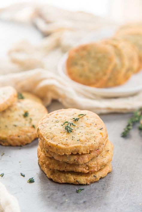 Thyme and Cheddar Cheese Cookies - These slice and bake savory cookies are easy to make and delicious! Perfect as appetizers or as snacks. Cheddar Cheese Cookies, Savory Cookies, Savoury Crackers, Thanksgiving Appetizers Easy, Savoury Biscuits, Savory Cheese, Homemade Crackers, Healthy Recipes Easy Snacks, Cheese Cookies