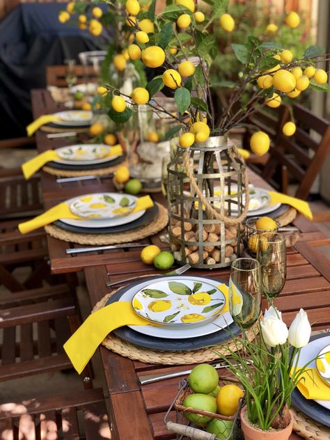 Lemon Tablescape, Clover Lawn, Lemon Themed Bridal Shower, Lemon Kitchen Decor, Summer Tablescapes, Tafel Decor, Lemon Kitchen, Picnic Ideas, Dinner Table Setting