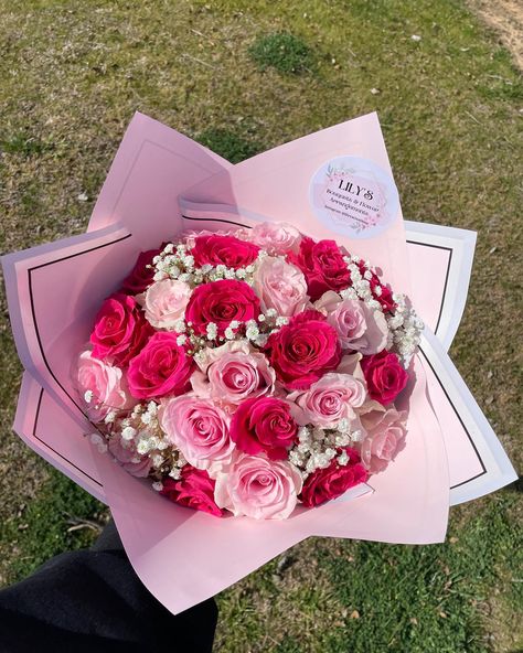 Simple…. Yet Classic two tone pink bouquet 💐 Order Yours For valentine’s Day Today! Dm @lilyyscreations or text (559) 931-4025 #floraldesign #prettybouquets #rosebouquet #floristofinstagram #559bouquets #flowerbouquet #explorepage #explore #supportlocal #fresnoflowers #fresnoflorist #ramobuchón #fresnocalifornia #valentinesday #pink Flowers For Birthday Bouquets, National Girlfriend Day Bouquet, 60 Roses Bouquet, Mother Day Ramos, Mother’s Day Rose Bouquet, Pink Roses Bouquet Gift, Pink Roses Bouquet Aesthetic, Grad Flowers Bouquet, Best Bouquet Flowers