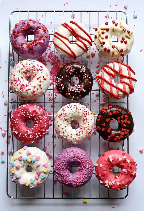 Donut Inspiration, Doughnut Ideas, Donat Glaze, Beignets Cuits, Red Velvet Donuts, Donut Ideas, Valentines Treats, Donut Decorations, Cute Donuts