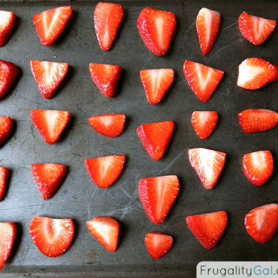 Strawberries In The Oven, Dry Strawberries, Oven Dried Strawberries, Dried Fruit Recipe, Frugal Kitchen, Dehydrated Strawberries, Learn Skills, New Oven, Food And Nutrition