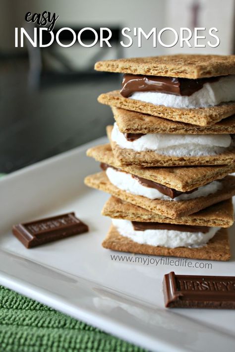 Enjoy s'mores anytime of year by making them inside! Check out how easy it is to make s'mores in the oven. #smores Oven Smores, Blueberry Muffin Recipe Easy, Easy Smores, Smores Dessert, Easy Blueberry Muffins, Smore Recipes, Butter Cupcakes, Muffin Recipes Blueberry, Easy Blueberry