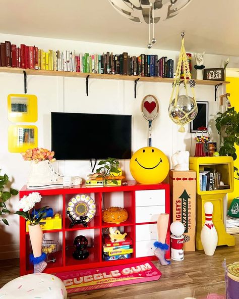 Tv Stand Maximalist, Living Room Primary Colors, Kidcore Living Room, Colorful Tv Room, Maximalist Shelf, Grind Mode, Quirky Apartment, Artistic Room, Funky Living Rooms