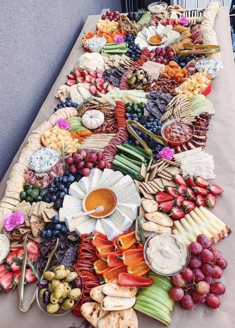 35+ Epic Grazing Table Ideas to Impress Your Guests 36 Daisy Charcuterie Board, Wedding Graze Table, Dessert Chacutery Board Ideas, Spring Grazing Table, Charcuttery Boards Ideas, Charcuttery Boards, Baby Shower Finger Food Ideas, Shower Finger Food Ideas, Wedding Charcuterie Table