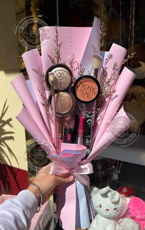 Cute Hamper Gift Ideas, Trending Bouquets, Makeup Bouquet Gift, Last Minute Mothers Day Gifts, Gift Hamper Ideas, Makeup Bouquet, Trending Summer Nails, Hadiah Diy, Diy Bouquet Wrap