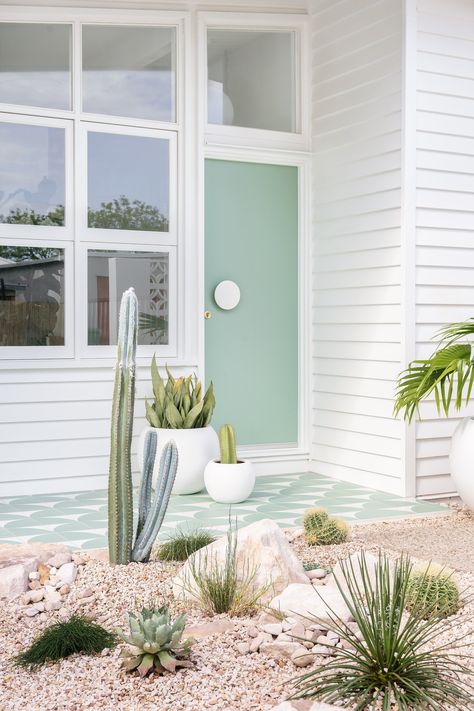 Higlett House Front entry + Exterior — Adore Home Magazine Green Front Porch, Vinyl Cladding, Mid Century Modern Palm Springs, Green Arch, Palm Springs Style, Beach Shack, Tile Inspiration, Home Magazine, Living Room Windows