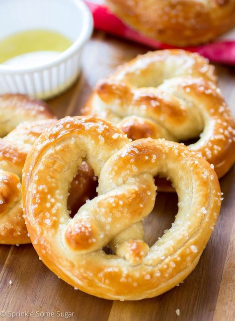 Pretzel Dogs, Soft Pretzel Recipe, Pane Dolce, Homemade Pretzels, Homemade Soft Pretzels, Pretzels Recipe, Giant Food, Soft Pretzels, Sweet Breads